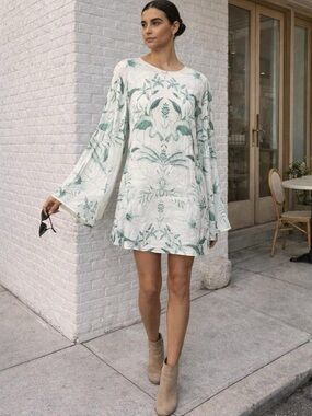 Kimchi Blue Women's White and Sage Green Floral Shift Dress